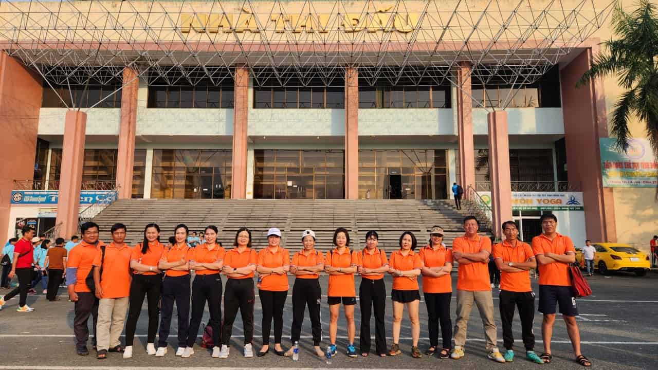 Trường THPT Vĩnh Cửu chụp hình lưu niệm trước khi thi đấu