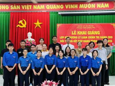 TỔ CHỨC CHO ĐOÀN VIÊN ƯU TÚ THAM GIA LỚP BỒI DƯỠNG LÝ LUẬN CHÍNH TRỊ.