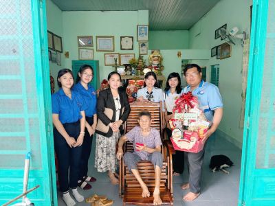 CHI BỘ VÀ ĐOÀN THANH NIÊN TRƯỜNG TRUNG HỌC PHỔ THÔNG VĨNH CỬU ĐẾN THĂM VÀ CHÚC TẾT MẸ VIỆT NAM ANH HÙNG HỒ THỊ VÀNG 